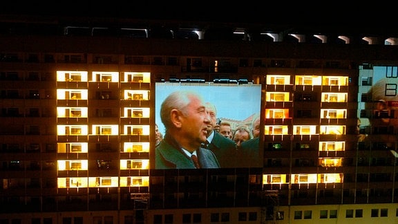 Im Juli 2006 spielt die britische Popband Pet Shop Boys gemeinsam mit den Musikern des Orchesters Dresdner Sinfoniker ihren Soundtrack zum Stummfilmklassiker „Panzerkreuzer Potemkin“. Die Orchestermusiker sitzen dabei auf den Balkonen eines Plattenbaus, der eigentlich schon leer stehen sollte.