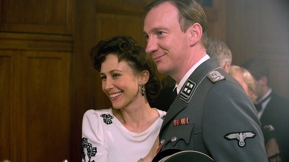 Als Frau eines Offiziers (David Thewlis) führt Elsa (Vera Farmiga) in Berlin ein angenehmes Leben.