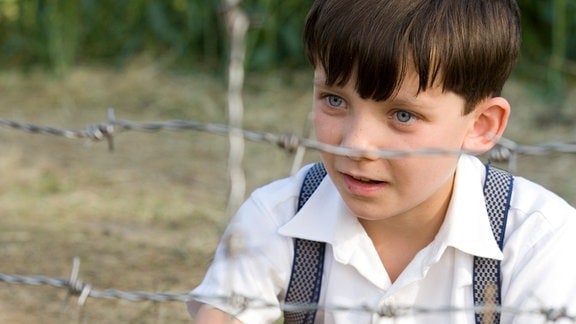 Als Bruno (Asa Butterfield) auf ein von Stacheldraht umgebenes Grundstück stößt, lernt er durch den Zaun hindurch einen gleichaltrigen Jungen kennen.
