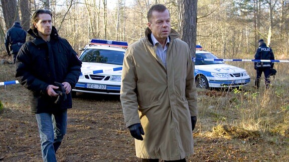Kommissar Wallander (Krister Henriksson, Mitte) und sein Kollege Stefan Lindman (Ola Rapace) machen eine grausige Entdeckung.