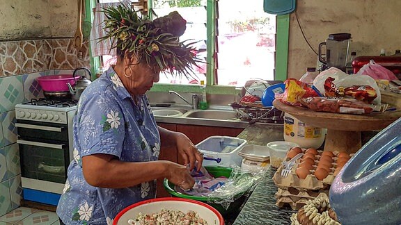 Ein Maori beim Zubereiten von Ika Mata, der Lieblingsspeise auf den Cook Islands