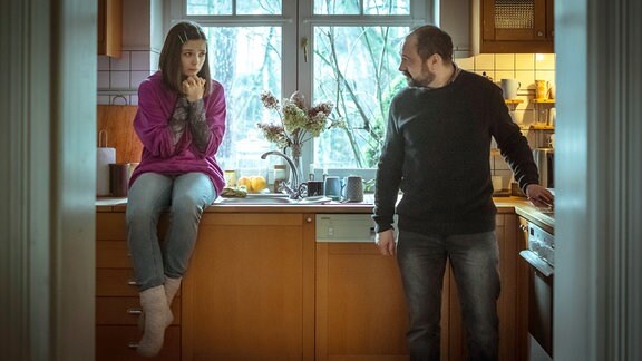 Während Rafał (Arkadiusz Jakubik) seine Frau in Deutschland besucht, will seine Tochter Hania (Katarzyna Gałązka) das Wochenende lieber zuhause bleiben.