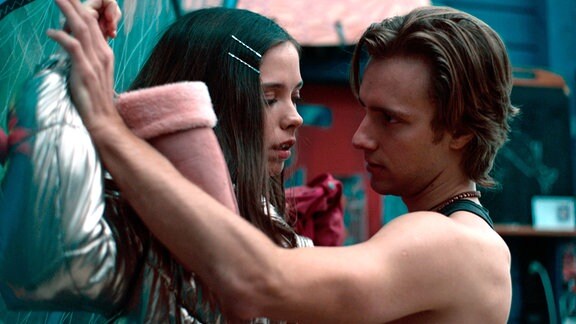 Ariel (Maciej Musiał) wird handgreiflich als Hania (Katarzyna Gałązka) ihn zur Rede stellen will.