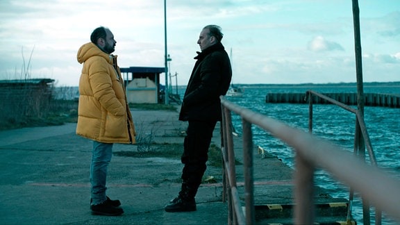 Auf der Suche nach den Drogenschmugglern im Gefängnis befragt Rafał (Arkadiusz Jakubik, li.) seinen Kollegen Piotrek Ryszka (Wojciech Mecwaldowski).