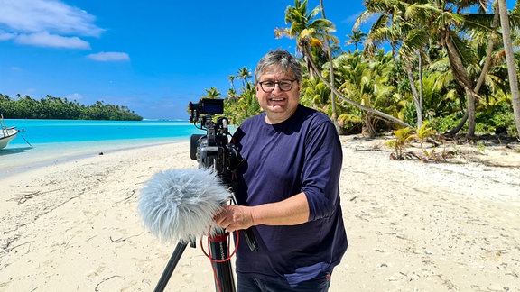 Der MDR-Filmemacher Thomas Junker auf der Insel Aitutaki, Cook Islands