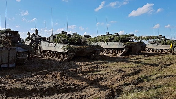 Drei funkelnagelneue Leopard-Kampfpanzer aus Bad Frankenhausen rollen in der Letzlinger Heide. Das in der Kurstadt stationierte Batallion ist als Kernkampftruppe der Nato-Eingreiftruppe VJTF im Jahr 2023 vorgesehen. 