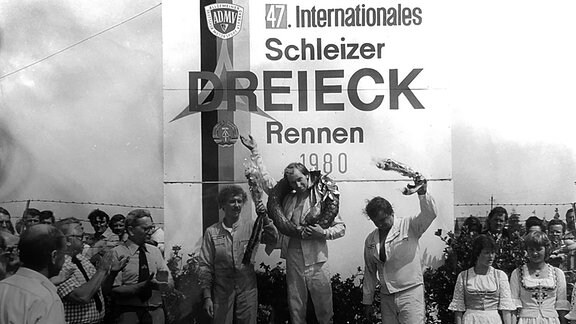 Der Rennfahrer Peter Mücke begann seine Karriere als Schrauber für einen Melkus-Piloten und führt jetzt, mit 71 Jahren, den größten privaten Rennstall Deutschlands. Mit einem jugoslawischen Fiat wurde Mücke in den 1970ern auf dem Sachsenring und in Frohburg mehrfach DDR-Meister. Mücke ist aber kein Fossil, sondern immer noch der Liebling der ostdeutschen Motorsportfans.
