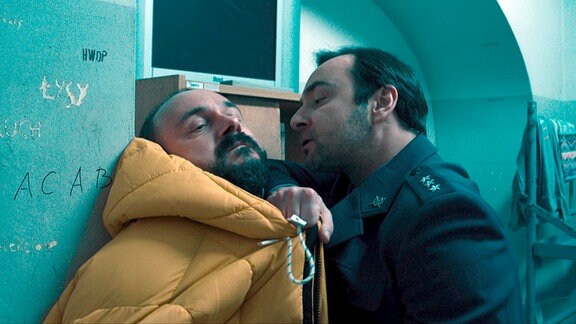Dem Gefängnisaufseher Artur (Mariusz Ostrowski) passen Rafałs (Arkadiusz Jakubik) eigenmächtige Ermittlungen gar nicht.