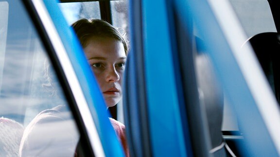Eine deutsche Teenagerin (Stephanie Amarell) im Auto irgendwo im Süden der USA.