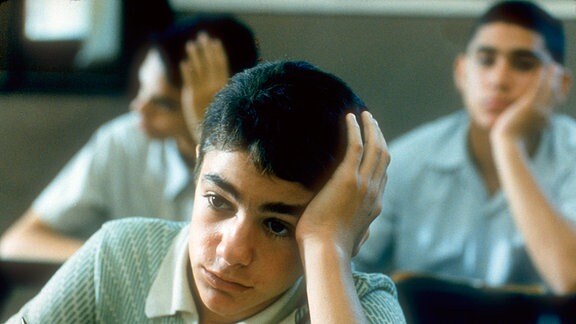 Kopfzerbrechen bereitet dem 13-jährigen Renato (Giuseppe Sulfaro) weniger die Schule, sondern wie es ihm gelingt, möglichst schnell ein Mann zu werden.