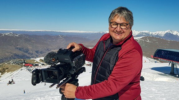 Der MDR-Filmemacher Thomas Junker in einem der vielen Skigebiete in den Neuseeländischen Alpen
