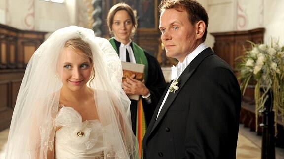 Matthias (Devid Striesow) und Diana (Anna Maria Mühe) werden von Lily (Jeanette Hain) getraut.