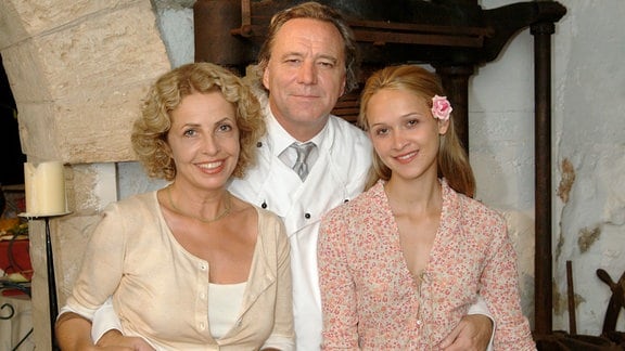  Walter Lenz (Gerd Silberbauer) mit Gattin Hanna (Michaela May, li) und Tochter Lili (Ganeshi Becks, re).