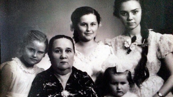 Vitaly Mansky Mutter mit Geschwistern und Großmutter