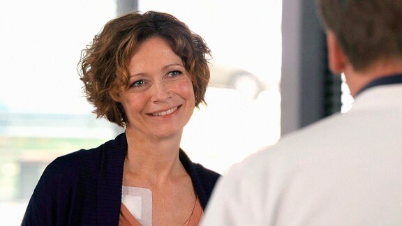 Rosa Lenski (Madeleine Niesche, l.) verabschiedet sich von Dr. Marc Lindner (Christian Beermann, r.). Sie ist endlich krebsfrei und darf nach Hause.