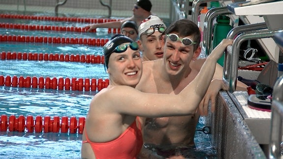 Die Schwimmstars Isabel Gose und Lukas Märtens beim Training in der Magdeburger Elbeschwimmhalle
