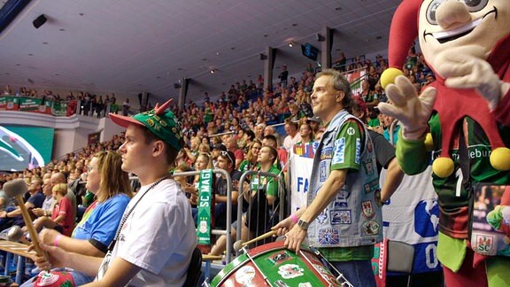 Die Fiebigs trommeln bei einem Heimspiel des SC Magdeburg