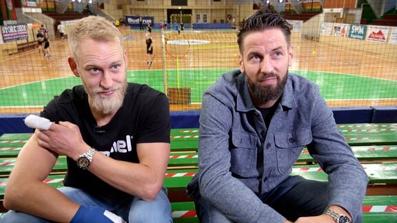 Bennet Wiegert und Matthias Musche bei den Dreharbeiten in der Hermann-Gieseler-Halle.