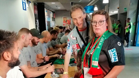 Das sportbegeisterte Ehepaar Fiebig bei Autogrammstunde der Handballern des SC Magdeburg