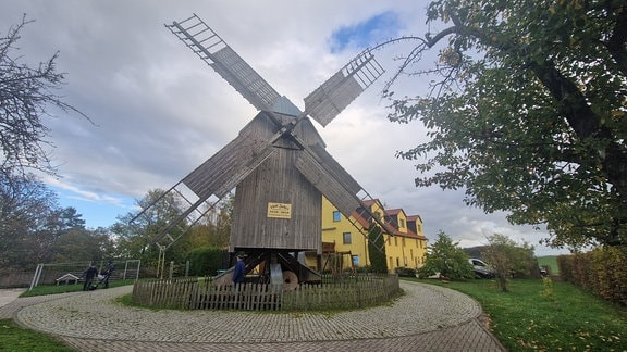Die Windmühle steht in Ebersbach schon seit 163 Jahren. Christian Graichen kümmert sich um das Bauwerk. Sein Großvater war hier mal Müller.