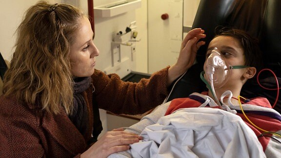 Sarah Wünsche (Marlene Morreis) versteht nicht, warum ihr zwölfjähriger Sohn Paul (Oskar Netzel) immer wieder ins Krankenhaus muss.
