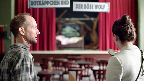 Wahlkampfmanagerin Sophie (Sophie Hutter, re.) fordert für ihre Veranstaltung von Regisseur Uwe (Michael Ihnow) ein "wolfneutrales" Bühnenbild.
