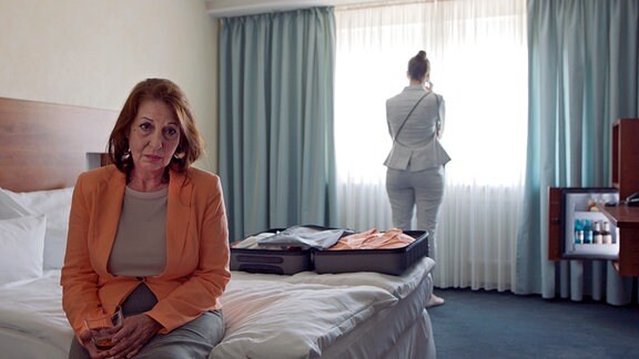 Die erfolglose Politikerin Silke Friedmann (Barbara Frey, li.)  wartet in einem Hotelzimmer auf ihren großen Auftritt.