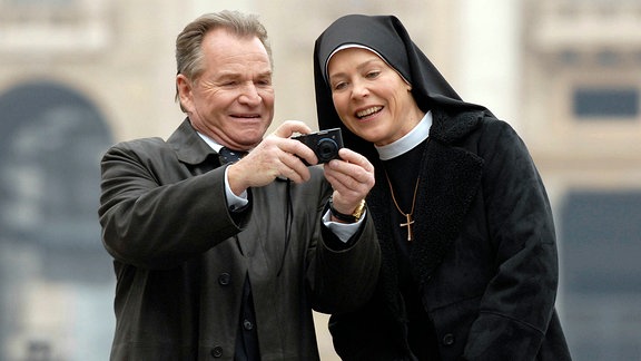 Bürgermeister Wöller (Fritz Wepper) zeigt Schwester Hanna (Janina Hartwig) 