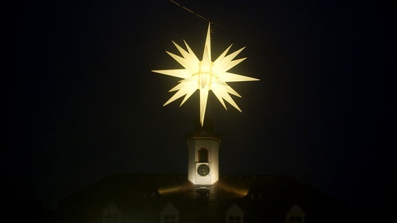 Am Turm des historischen Gotteshauses in Königsfeld im Schwarzwald strahlt ein Herrnhuter Stern.