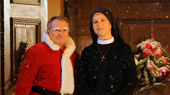 Der Bürgermeister als Weihnachtsmann: Wolfgang Wöller (Fritz Wepper) mit Schwester Hanna Jakobi (Janina Hartwig).