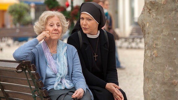 Sonja Berger (Bibiana Zeller, li.) sorgt sich um ihre Jugendliebe. Schwester Hanna (Janina Hartwig) steht ihr mit ihrem Rat zur Seite.