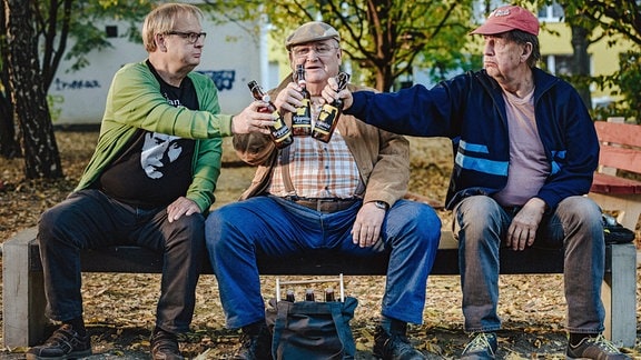 Die Tradition geht weiter: Krüger (Horst Krause), Bernd (Fritz Roth, li.) und Ecki (Jörg Gudzuhn, re.) stoßen an mit Bier aus Krygovice.