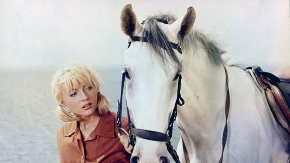 Gabi (Traudl Kulikowsky) mit einem Pferd.