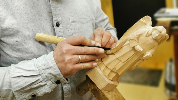 Holzschnitzer Lars Neubert in seiner Holzkunststube am Schneeberger Markt