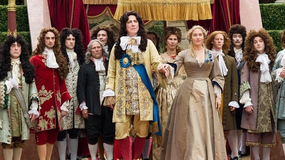 „Sonnenkönig“ Ludwig XIV. (Alan Rickman) findet Gefallen an der Gärtnerin Sabine (Kate Winslet).