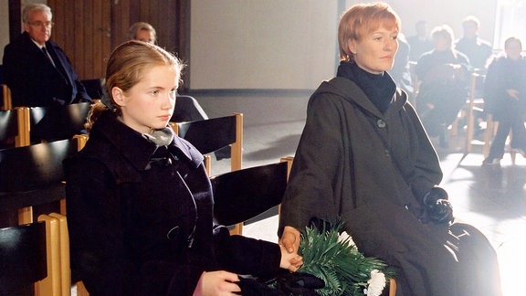 Trauerfeier-Lena (Suzanne von Borsody,r.) setzt sich neben Lilly (Cornelia Gröschel).