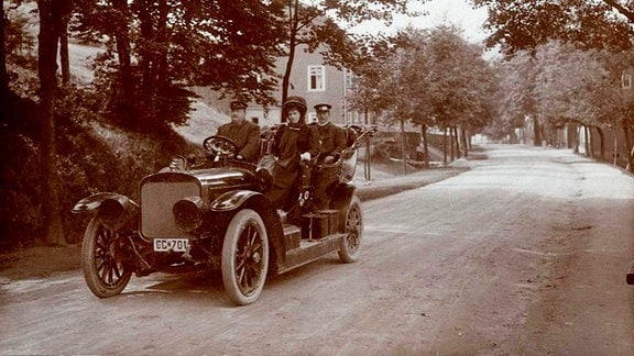 1905 - Gustav und Wilhelmine im Ehrhardt-Auto