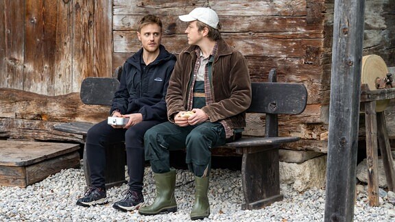 Max (Stefan Hartmann, l.) ist bestürzt, als er von Carolins Plänen mit Vanessa erfährt (mit Johannes Huth, r.).