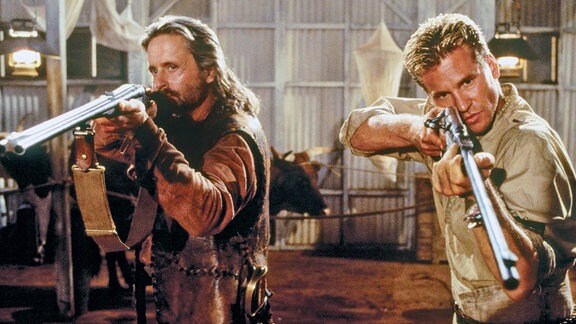 John Patterson (Val Kilmer, re.) und Remington (Michael Douglas) jagen „den Geist“ und „die Dunkelheit“.