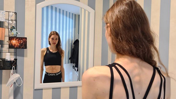 Acht Jahre beherrschten Bulimie, Magersucht und die Versuche die Anorexie durch Therapien zu überwinden Lenas Leben, nun will sie diesen Kreislauf endlich durchbrechen.