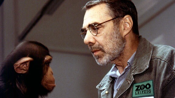 Dr. Martin Vogel behandelt einen Affen.