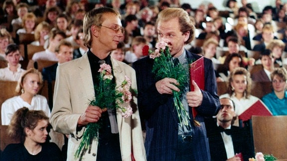 Frank Lettau (Götz Schubert, r.) und Peter Galetzky, genannt Kamminke (Matthias Wien) haben ihr Informatikstudium an der Leipziger Universität erfolgreich abgeschlossen.