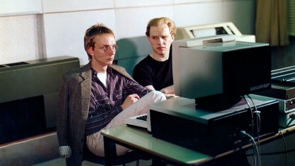 Frank (Götz Schubert, r.) und Kamminke (Matthias Wien) vor einem Computer.