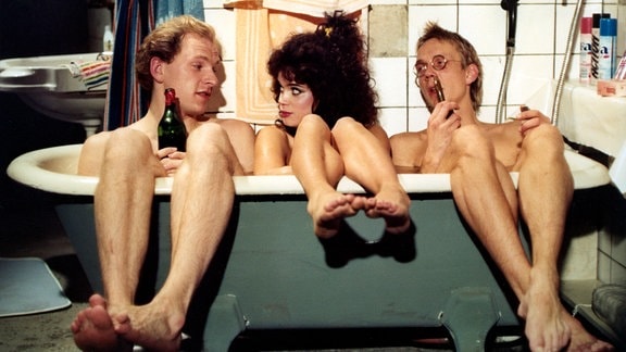 Frank (Götz Schubert, l.) und Kamminke (Matthias Wien) mit Petra (Gerit Kling) in der Badewanne.