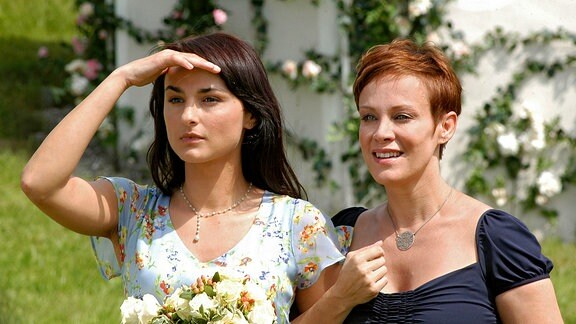 Floriane (Miranda Leonhardt, li.) und ihre Mutter Regina (Sonja Kirchberger) halten Ausschau nach dem Bräutigam.