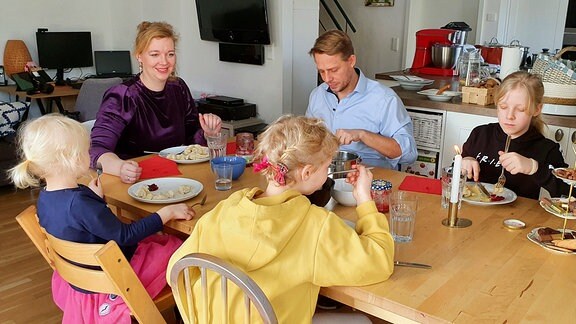 Familie Lachmann isst gemeinsam Mittag.