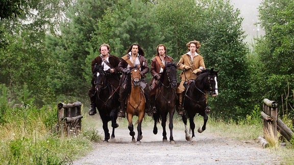 Gemeinsam mit seinen Freunden Athos (Heino Ferch, 2.v.r.), Aramis (Grégori Derangère, r.) und Porthos (Grégory Gadebois, l.) will D’Artagnan (Vincent Elbaz) die Ehre der Königin wiederherstellen.