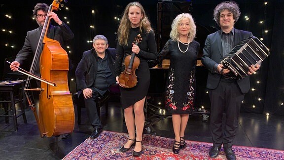 Das Payadora Tango Ensemble mit Sängerin Lenka Lichtenberg bei der Prmeiere von "Silent Tears"
