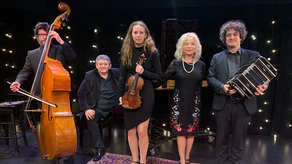 Das Payadora Tango Ensemble mit Sängerin Lenka Lichtenberg bei der Premiere von"Silent Tears" (Six Degrees)