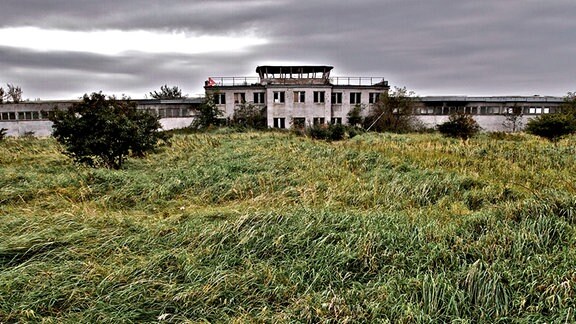 Der alte Tower auf der Halbinsel Wustrow. Er diente als Leitzentrale der sowjetischen Flakartillerie.